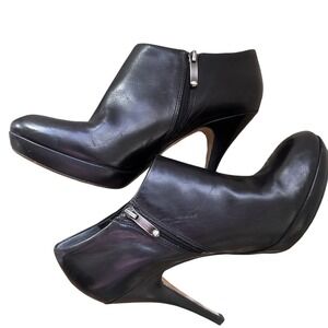 Via Spiga Black Leather Round Toe Ankle Booties 7‎ 1/2 Women's Heel Zip Closure